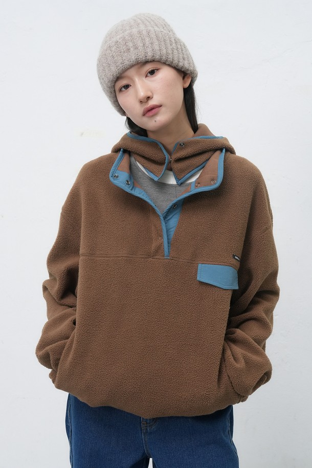 [25FW] UNISEX 하찌 니트 비니는 가을, 겨울 시즌에 착용하기 좋은 유니섹스 비니입니다. 부드러운 촉감의 니트 소재로 제작되었으며, 깊은 모자 깊이와 두꺼운 두께감으로 따뜻하게 착용할 수 있습니다. 베이지 컬러의 하찌 니트 패턴이 돋보이며, 캐주얼, 미니멀, 클래식 스타일의 산책룩에 잘 어울립니다. 데일리 아이템으로 활용하기 좋은 디자인입니다.
