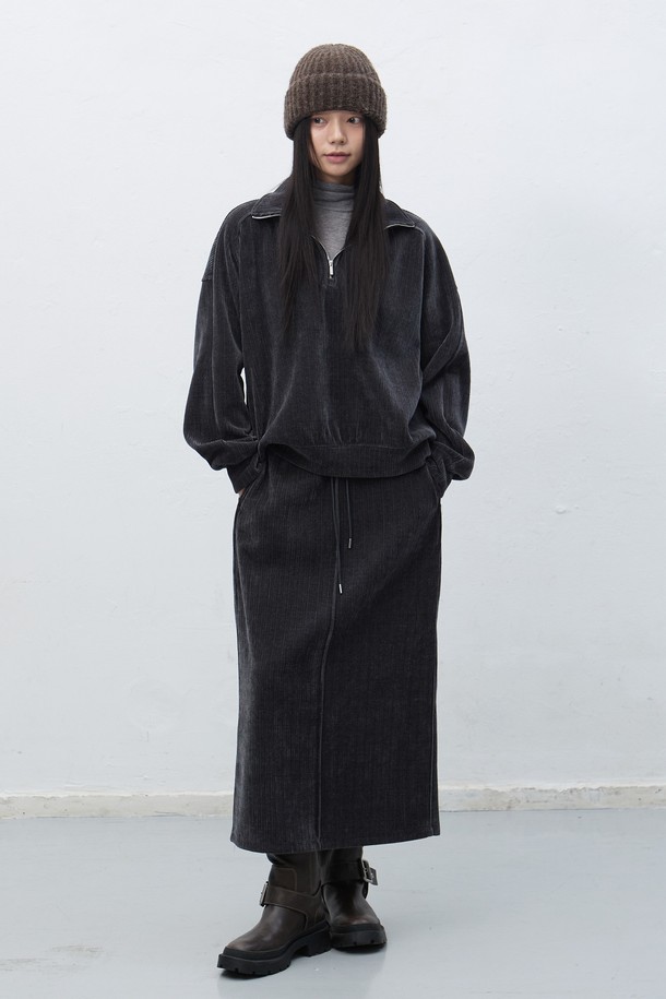 따뜻하고 포근한 [25FW] 유니섹스 하찌 니트 비니입니다. 부드러운 니트 소재로 제작되어 뛰어난 착용감을 선사하며, 깊은 모자 깊이로 안정감 있는 핏을 제공합니다. 가을, 겨울 시즌에 어울리는 두꺼운 두께감으로 보온성을 높였으며, 하찌 패턴이 은은한 포인트를 더합니다. 브라운 컬러는 어떤 의상에도 잘 어울려 출근룩, 연말 모임룩 등 다양한 TPO에 활용 가능하며, 캐주얼, 클래식, 미니멀 스타일 모두 소화 가능합니다.
