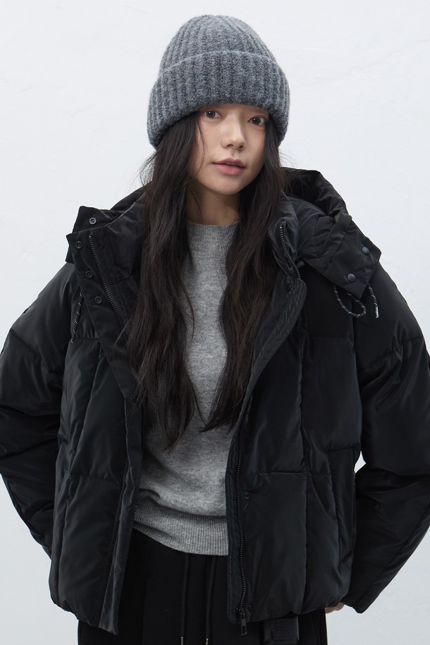 [25FW] UNISEX 하찌 니트 비니는 가을, 겨울 시즌에 어울리는 유니섹스 비니입니다. 부드러운 니트 소재로 제작되어 깊은 깊이감과 뛰어난 보온성을 제공하며 일상 및 출근룩, 여행룩에 활용하기 좋습니다. 미니멀, 캐주얼, 클래식 스타일을 모두 아우르는 디자인으로, 하찌 패턴의 은은한 멋스러움을 더했습니다. 그레이 컬러로 다양한 의상에 매치하기 용이하며, 폭넓은 연령층에서 착용하기 좋습니다.
