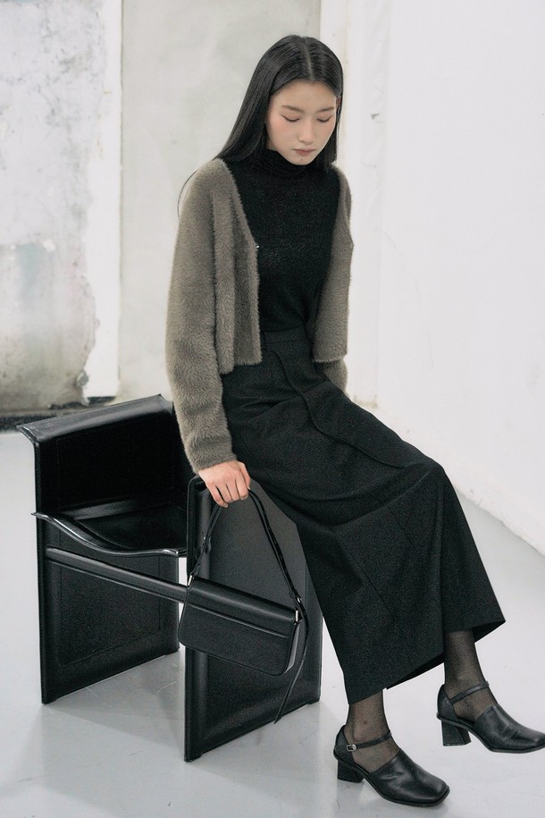 [25FW] 우먼 헤어리 크롭 가디건은 부드러운 울 소재로 제작되어 포근한 착용감을 선사합니다. 민트, 브라운, 블랙 3가지 색상으로 출시되어, 캐주얼하고 미니멀한 스타일을 연출하기 좋습니다. 브이넥 라인과 긴 소매, 헤어리 텍스처가 특징이며, 크롭 기장으로 트렌디함을 더했습니다. 두꺼운 두께감으로 가을, 겨울철 출근룩에 따뜻하게 활용할 수 있는 베이직 가디건입니다. 루즈핏으로 편안하게 착용 가능합니다.
