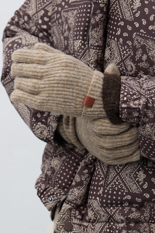 [25FW] UNISEX 리브드 니트 글러브는 가을, 겨울 시즌에 따뜻하게 착용할 수 있는 유니섹스 장갑입니다. 부드러운 촉감의 니트 소재로 제작되었으며, 리브드 패턴으로 디자인되어 미니멀, 클래식, 캐주얼 스타일 모두에 잘 어울립니다. 베이지, 화이트, 크림 3가지 컬러로 출시되어 다양한 스타일에 매치하기 좋습니다. 두꺼운 두께감으로 보온성을 높여 추운 날씨에도 따뜻함을 유지해 줍니다. 일상생활에서 데일리하게 활용하기 좋은 니트 글러브입니다.
