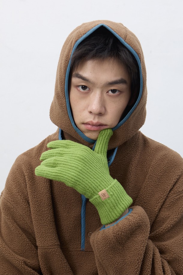 **[25FW] UNISEX 리브드 니트 글로브**는 가을과 겨울, 일상과 출근룩, 모임룩에 모두 잘 어울리는 유니섹스 장갑입니다. 부드러운 촉감의 니트 소재로 제작되었으며, 보온성을 높여 추운 날씨에도 따뜻하게 착용할 수 있습니다. 클래식, 미니멀, 캐주얼 스타일 모두 소화 가능하며, 리브드 디테일이 은은한 포인트를 더합니다. 블랙과 그린, 두 가지 색상으로 출시되어 취향에 맞게 선택할 수 있습니다.
