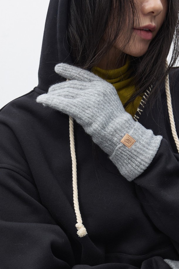 [25FW] UNISEX (유니섹스) 리브드 니트 글로브는 가을, 겨울 시즌에 착용하기 좋은 장갑입니다. 부드러운 니트 소재로 제작되었으며, 보온성을 위한 두꺼운 두께감과 골지(리브드) 디테일이 특징입니다. 클래식, 미니멀, 캐주얼 스타일 모두 소화 가능하며, 출근룩에도 잘 어울립니다. 남녀 모두 착용할 수 있는 유니섹스 디자인으로 그레이 컬러로 출시되었습니다.
