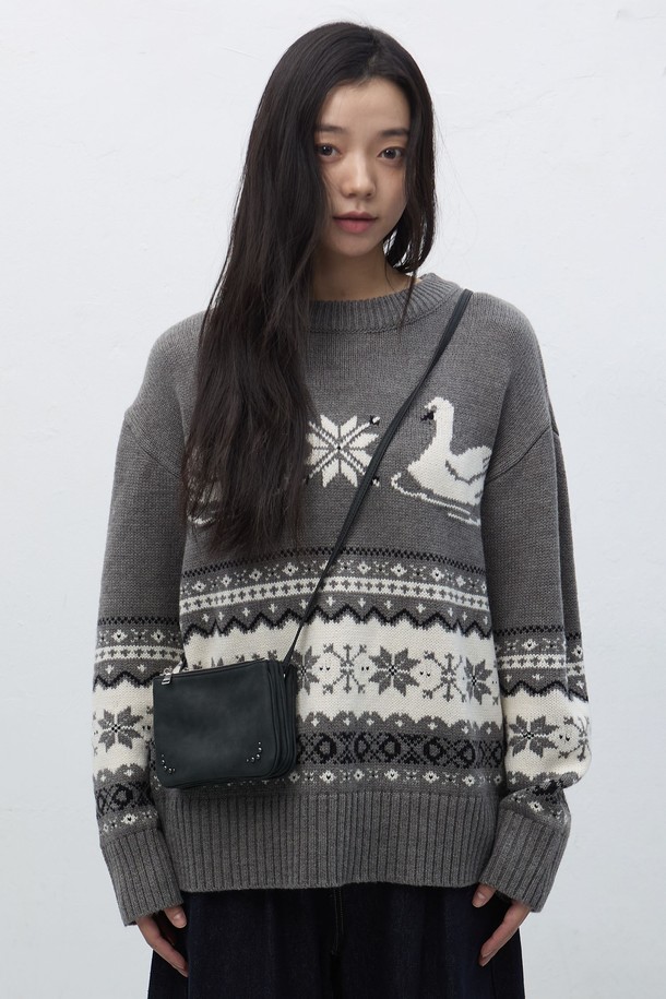 [25FW] WOMAN 스완 노르딕 니트 풀오버는 포근한 울 소재로 제작되어 가을과 겨울에 따뜻하게 착용할 수 있는 여성용 니트입니다. 라운드넥 디자인에 긴 소매 기장으로, 캐주얼한 스타일을 연출하기 좋습니다. 두꺼운 두께감과 부드러운 촉감은 편안한 착용감을 선사하며, 레귤러 핏으로 제작되었습니다. 스완 패턴과 스노우플레이크 무늬가 돋보이는 풀오버 스타일의 니트로, 그레이, 화이트 2가지 색상으로 만나보실 수 있습니다.
