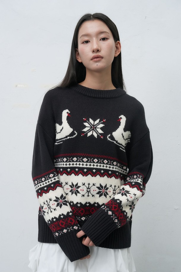 [25FW] WOMAN 스완 노르딕 니트 풀오버는 포근한 울 소재로 제작되어 가을과 겨울에 따뜻하게 입을 수 있는 여성용 니트입니다. 라운드넥과 긴소매, 레귤러핏 디자인으로 편안한 착용감을 선사하며, 캐주얼한 무드를 연출합니다. 스완 패턴과 두꺼운 두께감으로 포근함을 더하고, 부드러운 촉감이 특징입니다. 데이트룩, 모임룩 등 다양한 TPO에 활용 가능하며, 캐주얼, 클래식, 미니멀 스타일을 즐겨 입는 분들께 추천합니다. 블랙, 핑크 두 가지 색상으로 만나보세요.
