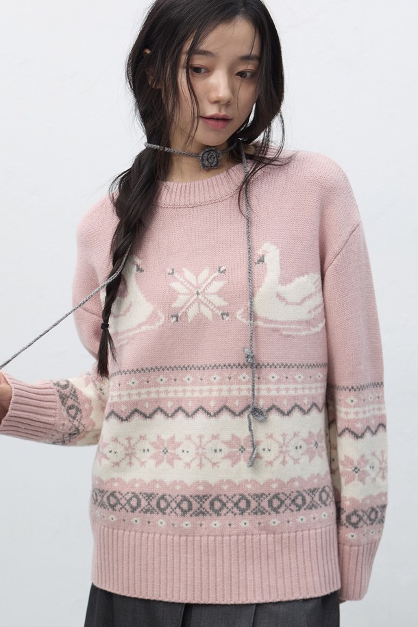 [25FW] WOMAN 스완 노르딕 니트 풀오버는 여성용 상의 니트/스웨터입니다. 겨울, 가을 시즌에 어울리는 두꺼운 두께감과 부드러운 촉감이 특징이며, 일상, 데이트룩, 모임룩에 모두 활용 가능합니다. 레귤러핏의 하프넥 디자인으로 캐주얼, 클래식, 미니멀 스타일을 모두 소화할 수 있으며, 핑크 컬러와 스노우플레이크 노르딕 패턴이 사랑스러운 분위기를 연출합니다. 울 소재의 긴소매 레귤러 기장 풀오버로, 포근하고 따뜻하게 착용할 수 있습니다.
