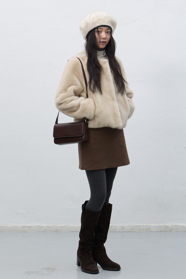 **[25FW] WOMAN 노카라 머플러 페이크 퍼 재킷 [2COL] / WBE4L07536**

우아하고 클래식한 무드의 여성 노카라 페이크 퍼 재킷입니다. 부드러운 촉감의 두꺼운 페이크 퍼 소재로 제작되어 가을과 겨울 시즌에 따뜻하게 착용할 수 있습니다. 레귤러핏으로 편안하게 착용 가능하며, 오픈 스타일의 여밈과 머플러 디테일이 특징입니다. 베이지와 브라운 두 가지 컬러로 출시되어 데이트룩, 모임룩, 연말 모임룩 등 다양한 TPO에 활용 가능합니다. 미니멀하면서도 세련된 스타일을 연출하기 좋습니다.
