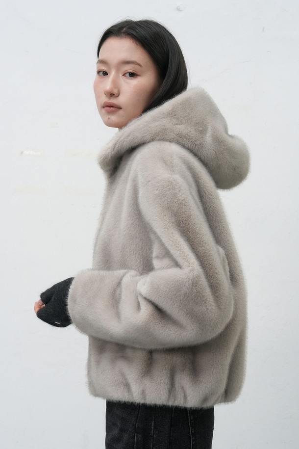 **[25FW] WOMAN 하이넥 페이크 퍼 후드 집업 [2COL] / WBE4L07538**

부드러운 촉감의 페이크 퍼 소재로 제작된 여성용 하이넥 후드 집업입니다. 브라운과 베이지 두 가지 색상으로 출시되어 다양한 스타일 연출이 가능합니다. 캐주얼한 무드의 무지 디자인으로, 가을과 겨울에 따뜻하게 착용할 수 있습니다. 레귤러핏 크롭 기장으로 편안함과 스타일리시함을 동시에 만족시킵니다. 긴 소매와 두꺼운 두께감으로 보온성을 높였습니다.
