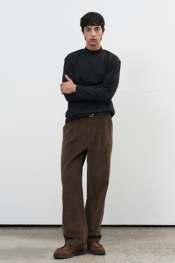 [25FW] MAN 히트젯 하프넥 티셔츠는 남성용 티셔츠로, 가을과 겨울에 따뜻하게 착용할 수 있습니다. 히트젯 기능성 원단을 사용하여 발열 및 보온 기능을 제공하며, 두꺼운 두께감으로 추운 날씨에도 든든합니다. 하프넥 디자인과 레귤러핏으로 미니멀, 클래식, 캐주얼 스타일을 연출하기 좋고, 출근룩으로도 활용 가능합니다. 블랙 컬러의 무지 디자인으로 다양한 하의와 쉽게 매치할 수 있으며, 부드러운 촉감이 특징입니다.
