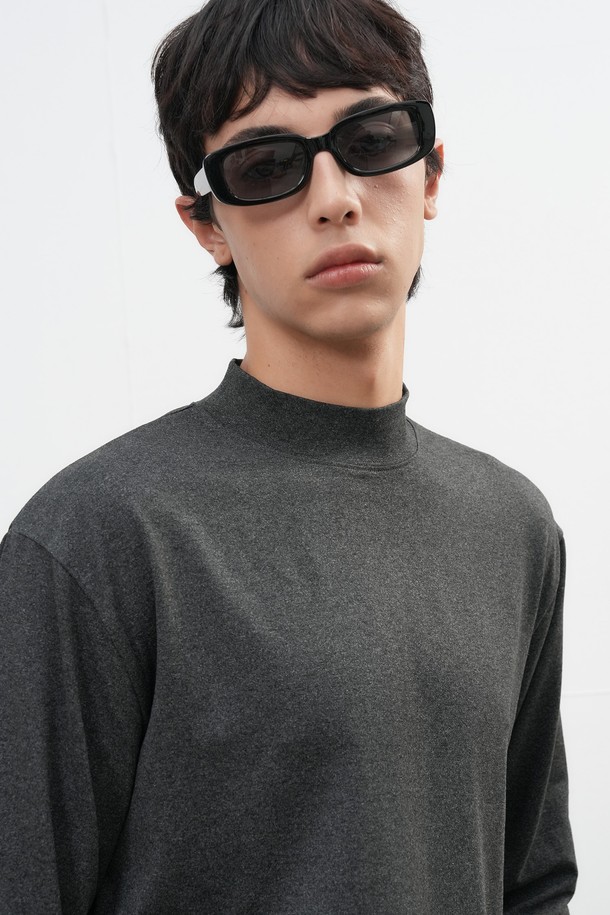 25FW MAN 히트젯 하프넥 티셔츠는 가을, 겨울 시즌에 어울리는 남성용 티셔츠입니다. 블랙, 그레이 두 가지 색상으로 출시되었으며, 베이직하고 미니멀한 스타일을 추구합니다. 하프넥 디자인에 긴소매, 레귤러핏으로 제작되었으며, 두꺼운 두께감으로 보온성을 높였습니다. 히트젯 기능성 소재를 사용하여 발열 및 보온 기능을 제공하며, 출근룩, 미니멀, 클래식, 캐주얼 스타일을 연출하기 좋습니다. 부드러운 촉감이 특징인 무지 티셔츠입니다.
