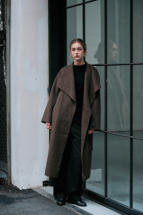 세련된 **[25FW] WOMAN 핸드메이드 숄카라 롱코트**는 브라운과 차콜 두 가지 색상으로 출시되었습니다. 울, 폴리에스테르, 나일론, 아크릴, 면 혼방 소재로 제작되어 부드러운 촉감과 두꺼운 두께로 겨울과 봄에 따뜻하게 착용할 수 있습니다. 숄카라 디자인과 루즈핏으로 클래식하면서도 스타일리시한 무드를 연출하며, 벨트 탈부착이 가능하여 다양한 스타일을 소화할 수 있습니다. 롱 기장과 긴 소매가 특징이며, 로고 엠보싱 가죽 패치 디테일이 고급스러움을 더합니다. 출근룩, 모임룩, 데이트룩 등 다채로운 TPO에 맞춰 클래식, 미니멀, 시크 스타일을 연출해보세요.
