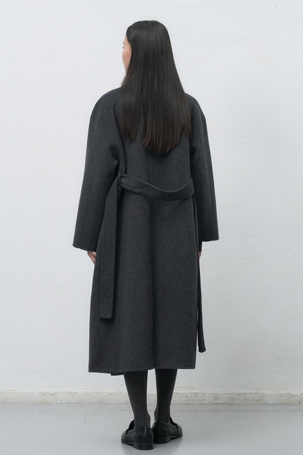 [25FW] WOMAN 핸드메이드 숄카라 롱코트 [2COL]는 부드러운 촉감의 울, 폴리에스테르, 나일론, 아크릴, 면 혼방 소재로 제작된 여성 롱코트입니다. 숄카라 디자인과 벨트 여밈 방식으로 클래식한 무드를 연출하며, 루즈핏으로 편안하게 착용할 수 있습니다. 브라운과 차콜 두 가지 컬러로 출시되었으며, 롱 기장과 두꺼운 두께감으로 봄, 겨울에 활용하기 좋습니다. 벨트 탈부착이 가능하며, 로고 각인 가죽 패치 디테일이 돋보입니다. 출근룩, 오피스룩, 모임룩 등 다양한 TPO에 클래식, 미니멀, 시크한 스타일로 연출해보세요.
