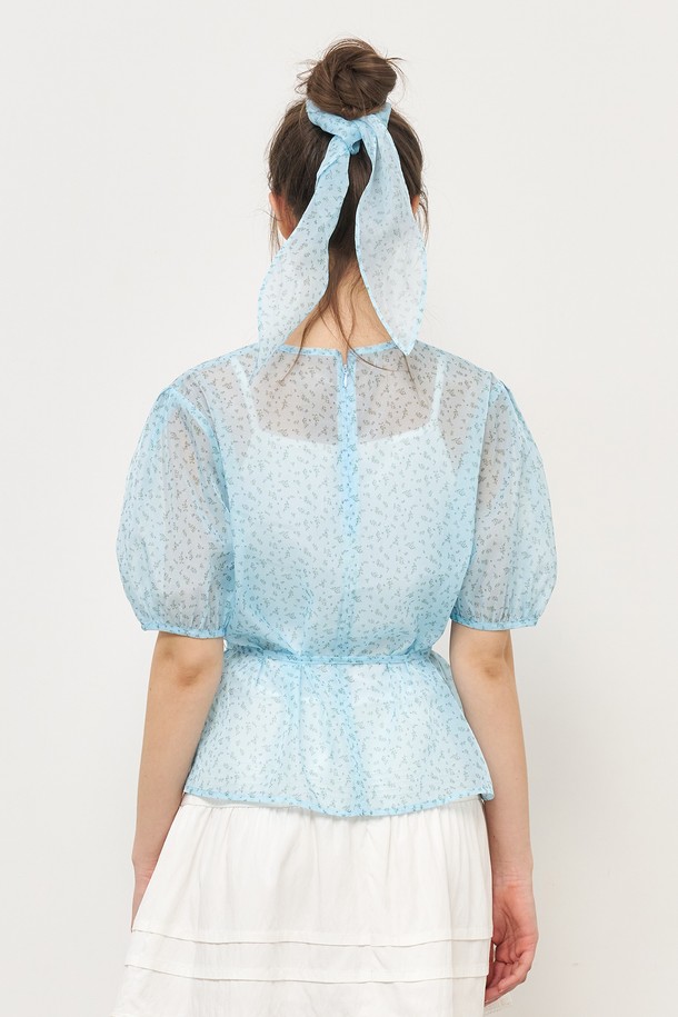 "WOMAN 시스루 플라워 스카프 블라우스 [3COL] / WBE2L03528"는 여성스러운 무드의 플라워 패턴이 돋보이는 블라우스입니다. 시스루 소재와 볼륨 소매 디자인으로 은은한 여성스러움을 강조하며, 스카프와 벨트 세트 구성으로 다양한 스타일 연출이 가능합니다. 크림, 스카이블루, 블랙 3가지 컬러로 출시되어 봄, 여름, 가을 데일리 및 캐주얼 룩에 활용하기 좋습니다.
