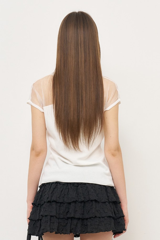 WOMAN 시스루 슬릿 니트 풀오버 [2COL]는 페미닌하고 모던한 스타일을 연출하는 여성 의류입니다. 얇은 두께감의 레이온, 폴리에스테르, 린넨 혼방 소재로 제작되어 부드러운 촉감을 선사하며, 시스루 디자인과 슬릿 디테일이 특징입니다. 민소매 디자인과 라운드넥으로 시원함을 더하고, 슬림핏으로 여성스러운 실루엣을 강조합니다. 데이트룩, 카페룩, 여행룩 등 다양한 TPO에 활용 가능하며, 미니멀, 로맨틱, 클래식 스타일을 즐기는 분들께 추천합니다. 블랙과 화이트 두 가지 색상으로 만나보세요.
