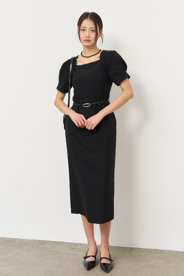 WOMAN(우먼) 볼레로 슬리브 롱 원피스 [2COL]는 여성스러움과 우아함을 동시에 선사하는 롱 원피스입니다. 민트와 블랙 두 가지 색상으로 출시되었으며, 봄, 여름에 착용하기 좋습니다. 볼륨 슬리브 디자인과 허리 라인 강조로 슬림핏을 연출하며, 스퀘어넥 디자인이 세련된 느낌을 더합니다. 신축성 있는 폴리에스테르와 폴리우레탄 혼방 소재로 편안한 착용감을 제공하며, 데이트룩, 모임룩, 소개팅룩 등 다양한 TPO에 활용 가능합니다. 클래식, 미니멀, 로맨틱 스타일을 즐기는 여성에게 추천합니다.
