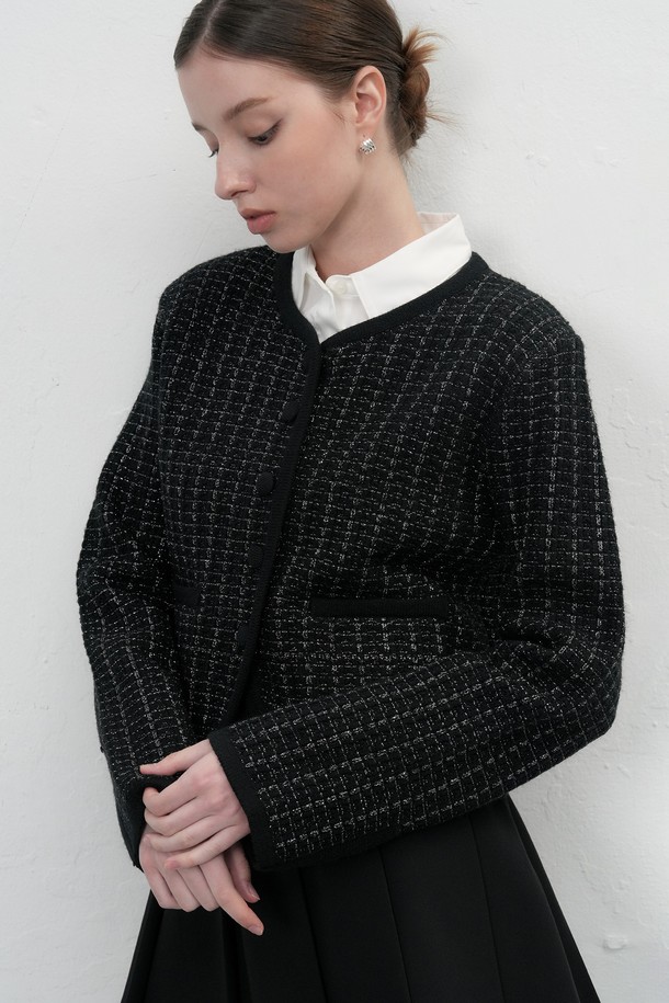25FW WOMAN 뉴클래식 트위드 재킷은 가을과 겨울 시즌, 여성 고객을 위해 디자인된 클래식하고 우아한 무드의 아우터입니다. 블랙 컬러의 트위드 소재로 제작되었으며, 크롭 기장과 싱글 버튼 여밈, 레귤러 핏으로 세련된 실루엣을 연출합니다. 칼라 디테일이 특징이며, 데이트룩, 오피스룩, 모임룩 등 다양한 TPO에 활용 가능합니다. 미니멀하고 시크한 스타일을 선호하는 고객에게 적합하며, 뻣뻣한 촉감과 두꺼운 두께감으로 고급스러운 분위기를 더합니다.
