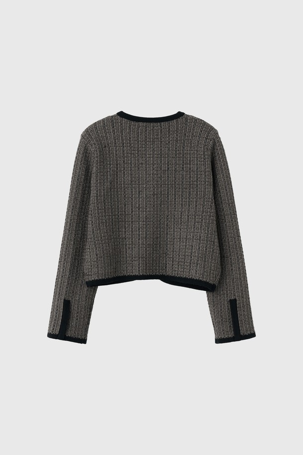 [25FW] WOMAN 뉴클래식 트위드 재킷은 여성스러운 라인을 살려주는 세미 크롭 기장의 클래식 트위드 재킷입니다. 차콜 블랙 컬러의 스탠다드핏으로, 봄, 가을, 겨울 시즌에 걸쳐 데이트룩, 오피스룩, 모임룩 등 다양한 TPO에 활용하기 좋습니다. 메탈 트위드 소재와 약간 두꺼운 두께감으로 탄탄한 촉감을 선사하며, 신축성 있는 소재로 편안한 착용감을 제공합니다. 긴 소매와 버튼 여밈 방식, 그리고 비침 없는 디자인으로 미니멀하면서도 시크한 스타일을 연출할 수 있습니다.
