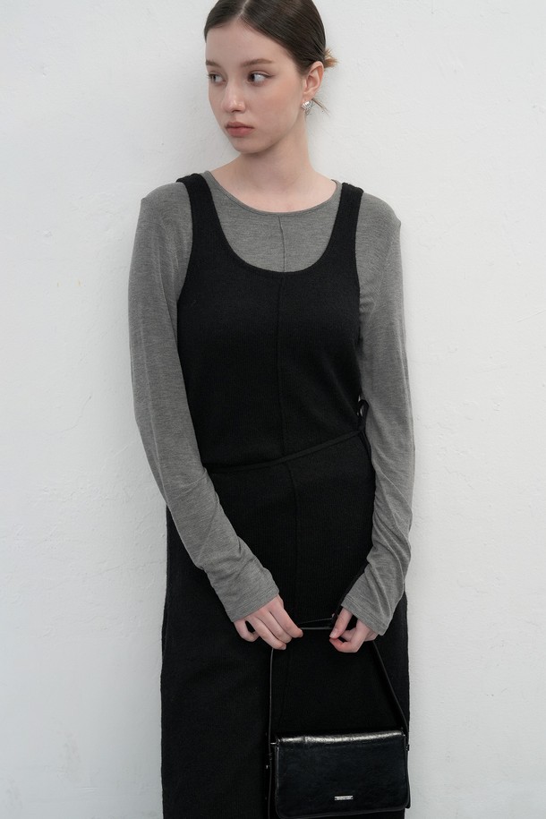 **[25FW] WOMAN 울 시스루 레이어드 원피스 [3COL]**

여성스러운 무드를 연출하는 울 시스루 레이어드 원피스입니다. 크림, 모카, 블랙 세 가지 색상으로 출시되었으며, 봄, 가을, 겨울에 입기 좋습니다. 얇은 두께감의 헤어리한 촉감과 시스루 소재가 특징이며, 뒤판 네크라인 자개 단추 디테일이 돋보입니다. 스탠다드핏으로 편안하게 착용 가능하며, 데이트룩, 모임룩, 카페룩 등 다양한 TPO에 활용할 수 있습니다. 클래식, 미니멀, 로맨틱 스타일을 즐겨 입는 고객에게 추천합니다.
