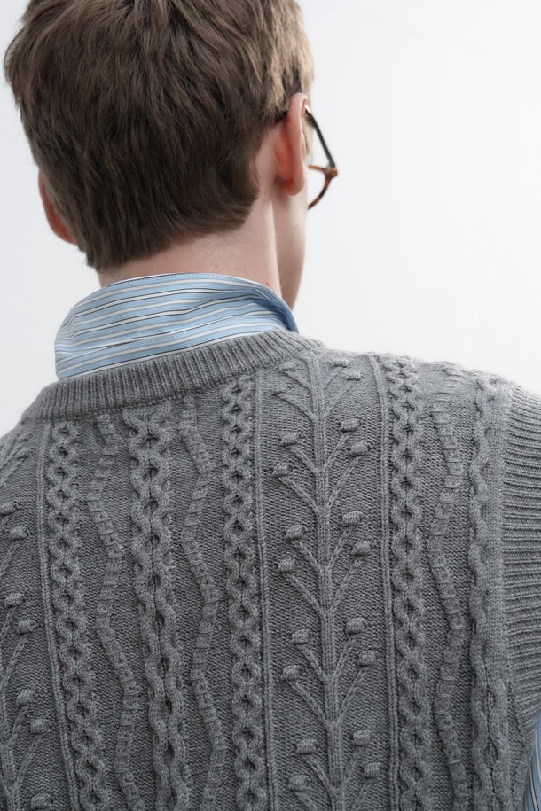 [25FW] MAN 클래식 크루넥 니트 베스트는 남성용 니트 베스트로, 가을과 겨울에 착용하기 좋습니다. 부드러운 울 소재에 클래식하고 베이직한 스타일을 더했으며, 두꺼운 두께감과 크루넥 디자인, 케이블 패턴으로 포인트를 주었습니다. 레귤러 핏으로 편안하게 착용 가능하며, 일상복으로 활용하기 좋습니다.
