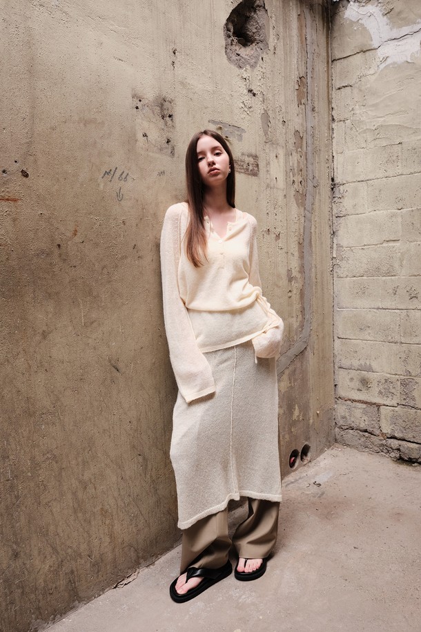 **[25FW] WOMAN 울 시스루 헨리넥 풀오버 [3COL]**

부드러운 촉감의 여성 울 시스루 헨리넥 풀오버입니다. 헤어리 울 블렌드 원사를 사용하여 포근함을 더했으며, 얇은 두께감과 반투명한 시스루 디자인으로 은은한 멋을 냅니다. 뒷목 쉘 버튼 디테일이 돋보이며, 신축성이 있어 편안한 착용감을 선사합니다. 봄, 가을, 겨울, 데이트룩, 카페룩, 겨울 데일리룩에 클래식, 미니멀, 캐주얼 스타일로 연출하기 좋습니다. 크림, 핑크, 블랙 세 가지 색상으로 만나보세요.
