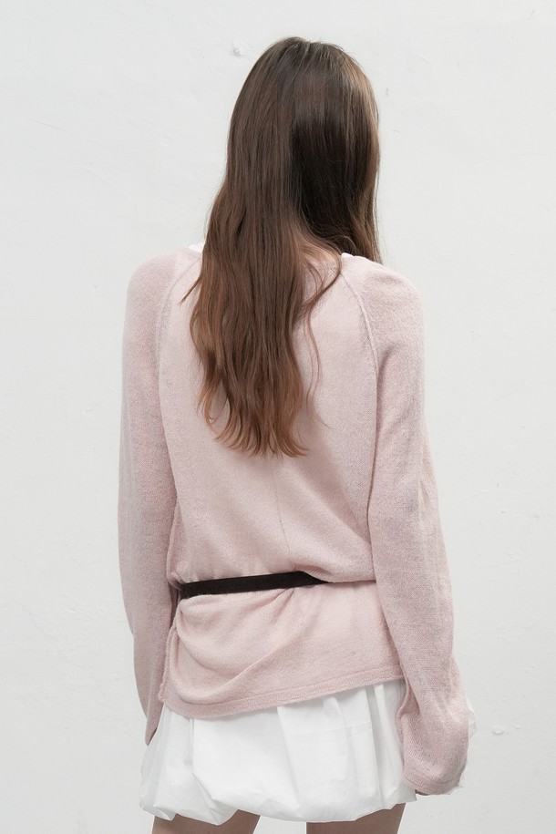 [25FW] WOMAN 울 시스루 헨리넥 풀오버 [3COL]는 여성스러운 실루엣을 연출하는 울 소재의 헨리넥 풀오버입니다. 가을, 겨울 시즌에 어울리는 얇은 두께감과 부드러운 촉감으로 편안한 착용감을 선사합니다. 시스루 디테일이 은은한 포인트를 더하며, 베이직하면서도 우아한 스타일을 연출합니다. 데이트룩과 겨울 데일리룩에 활용하기 좋으며, 클래식, 미니멀, 로맨틱 스타일을 즐겨 입는 분들께 추천합니다. 긴 소매와 레귤러 핏으로 다양한 하의와 매치하여 세련된 스타일링을 완성해보세요.
