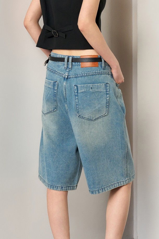 [25FW] WOMAN 와이드 버뮤다 데님 팬츠 [3COL]는 여성들을 위한 와이드핏 버뮤다 데님 팬츠입니다. 블루, 그레이, 블랙 세 가지 색상으로 출시되어, 다양한 스타일 연출이 가능합니다. 봄, 여름 시즌에 적합하며, 데님 소재 특유의 편안함과 무지 디자인으로 캐주얼한 분위기를 냅니다. 동네 마실룩, 여행룩, 휴가룩 등 TPO에 구애받지 않고, 캐주얼, 미니멀, 클래식 스타일을 모두 소화할 수 있는 활용도 높은 아이템입니다. 5부 기장의 와이드핏으로 다리가 길어 보이는 효과를 주며, 데님 워싱 디테일로 포인트를 더했습니다.
