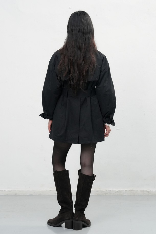 [25FW] WOMAN 하이넥 사파리 하프 재킷 [2COL]은 여성용 아우터로, 캐주얼하고 베이직한 스타일을 연출합니다. 봄, 가을에 착용하기 좋으며, 라이트 카키와 블랙 두 가지 색상으로 제공됩니다. 하이넥 칼라와 허리 벨트 디테일이 특징이며, 자켓 드레스 스타일링 또한 가능합니다. 힙을 덮는 하프 기장에 루즈핏으로 편안하게 착용할 수 있으며, 신축성 있는 면, 나일론 혼방 소재에 안감을 더해 스탠다드 두께감으로 제작되었습니다. 데이트룩, 봄 소풍룩에 적합한 미니멀, 클래식 스타일의 사파리 재킷입니다.
