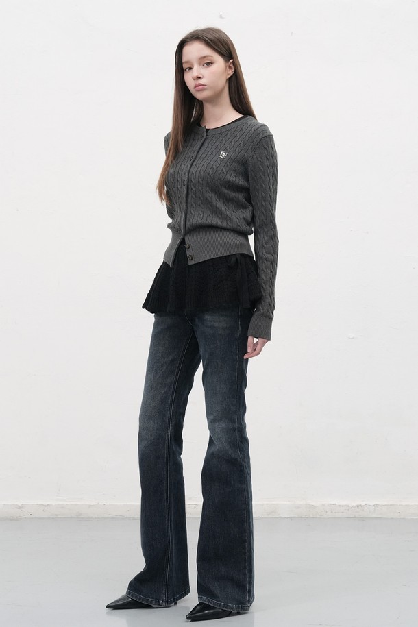 [25FW] WOMAN 스캘럽 미니 레이어드 스커트 [2COL]는 페미닌한 무드를 연출하는 여성용 미니스커트입니다. 아이보리(Ivory)와 블랙(Black) 두 가지 색상으로 출시되었으며, 봄, 가을, 겨울 계절에 착용하기 좋습니다. 얇은 두께감의 플레어 핏 레이어드 치마로, 부드러운 촉감과 경량 소재가 특징입니다. 프리미엄 수공 자수 디테일과 신축성 있는 밴딩 허리, 비침 방지 기능으로 편안함과 스타일을 동시에 잡았습니다. 데이트룩, 카페룩, 모임룩 등 다양한 TPO에 클래식, 미니멀, 로맨틱 스타일로 연출할 수 있습니다.
