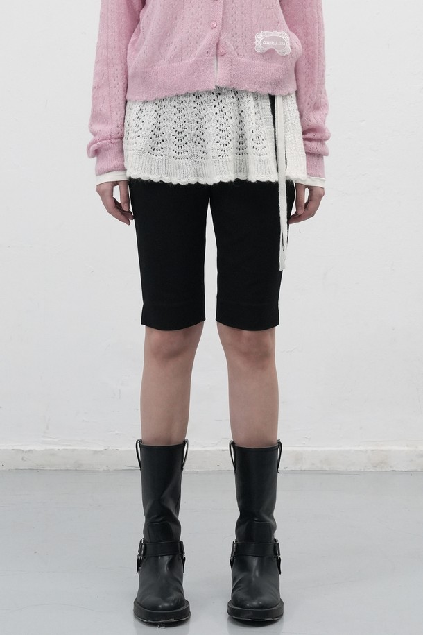 [25FW] WOMAN 스캘럽 미니 레이어드 스커트 [2COL]는 페미닌한 무드의 여성 미니스커트입니다. 아이보리, 블랙 두 가지 색상으로 출시되었으며, 봄, 가을, 겨울 계절에 착용하기 좋습니다. 아크릴, 나일론, 울, 모헤어 혼방 소재로 제작되어 부드러운 촉감을 선사하며, 루즈핏 플레어 실루엣과 스캘럽 패턴, 레이어드 디자인이 특징입니다. 프리미엄 수공예 자수 디테일과 옆면 스트랩, 밴딩 허리, 신축성 있는 소재로 편안함과 세련된 스타일을 동시에 만족시킵니다. 데이트룩, 카페룩, 모임룩 등 다양한 TPO에 클래식, 미니멀, 로맨틱 스타일로 연출해보세요.
