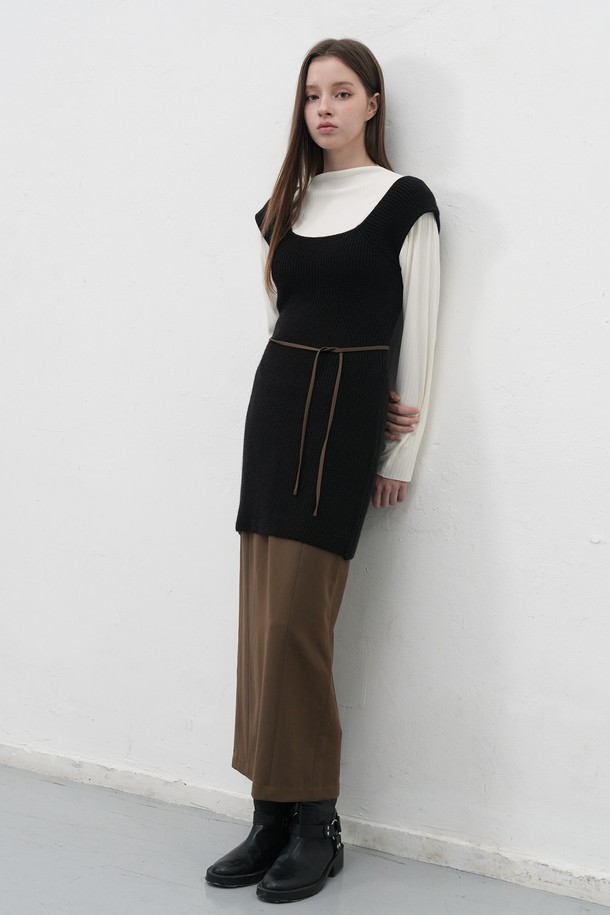 **[25FW] WOMAN 스퀘어넥 니트 미니 원피스 [2COL]**

미니멀하고 베이직한 스타일의 여성 니트 미니 원피스입니다. 차콜 블랙 두 가지 색상으로 출시되었으며, 봄, 가을, 겨울 계절에 착용하기 좋습니다. 슬림핏 디자인에 골지 패턴으로 세련된 실루엣을 연출하며, 신축성 있는 아크릴, 나일론 혼방 소재로 편안한 착용감을 제공합니다. 스퀘어넥 라인과 긴 소매, 약간 두께감 있는 소재가 특징이며, 데이트룩, 겨울 데일리룩, 모임룩 등 다양한 TPO에 활용 가능합니다. 벌룬 슬리브 루즈핏 가디건과 세트로 시크하게 연출할 수도 있습니다.
