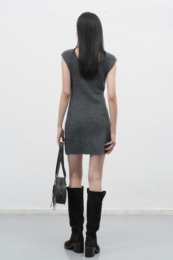 [25FW] WOMAN 스퀘어넥 니트 미니 원피스는 여성스러운 실루엣을 연출하는 니트 미니 원피스입니다. 부드러운 촉감의 니트 소재로 제작되었으며, 가을, 겨울 시즌에 따뜻하게 착용할 수 있습니다. 미니멀하고 베이직한 디자인으로, 데이트룩, 겨울 데일리룩, 카페룩 등 다양한 TPO에 활용하기 좋습니다. 슬림핏 스퀘어넥 디자인과 무지 패턴이 어우러져 클래식하고 시크한 스타일을 완성합니다. 블랙과 그레이, 두 가지 컬러로 출시되어 폭넓은 선택이 가능합니다.
