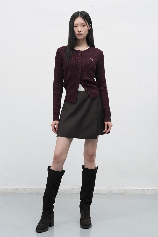 **[25FW] WOMAN GNRL 시그니처 슈퍼파인 울 케이블 가디건 [5COL] / WBD3L04505**

부드러운 촉감의 [25FW] WOMAN GNRL 시그니처 슈퍼파인 울 케이블 가디건입니다. 슈퍼파인 울 소재를 사용하여 보온성과 착용감이 뛰어나며, 라운드 넥 디자인과 레귤러핏으로 편안하게 착용할 수 있습니다. 베이직한 스타일의 케이블 패턴 가디건으로, 데이트룩, 겨울 데일리룩 등 다양한 TPO에 활용하기 좋습니다. 버건디, 네이비, 카키, 차콜 등 4가지 컬러로 출시되었으며, 로고 엠보싱 버튼 디테일과 신축성 있는 소재로 활동성을 더했습니다. 긴 소매 기장과 스탠다드 두께감으로 간절기부터 겨울까지 따뜻하게 입을 수 있습니다.
