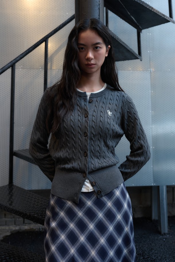 [25FW] WOMAN GNRL 시그니처 슈퍼파인 울 케이블 가디건 [5COL]은 베이직하고 클래식한 스타일을 추구하는 여성 고객을 위한 가디건입니다. 슈퍼파인 울 소재를 사용하여 부드러운 촉감과 뛰어난 보온성을 자랑하며, 봄, 가을, 겨울 세 계절 모두 활용 가능합니다. 허리 라인을 살려주는 넓은 밑단 디자인과 시그니처 실루엣이 특징이며, 버건디, 네이비, 카키, 차콜, 블랙 5가지 다채로운 색상으로 만나보실 수 있습니다. 다크브라운 로고 각인 버튼이 포인트로 들어가 고급스러운 분위기를 더하며, 출근룩이나 겨울 데일리룩에 활용하기 좋습니다.
