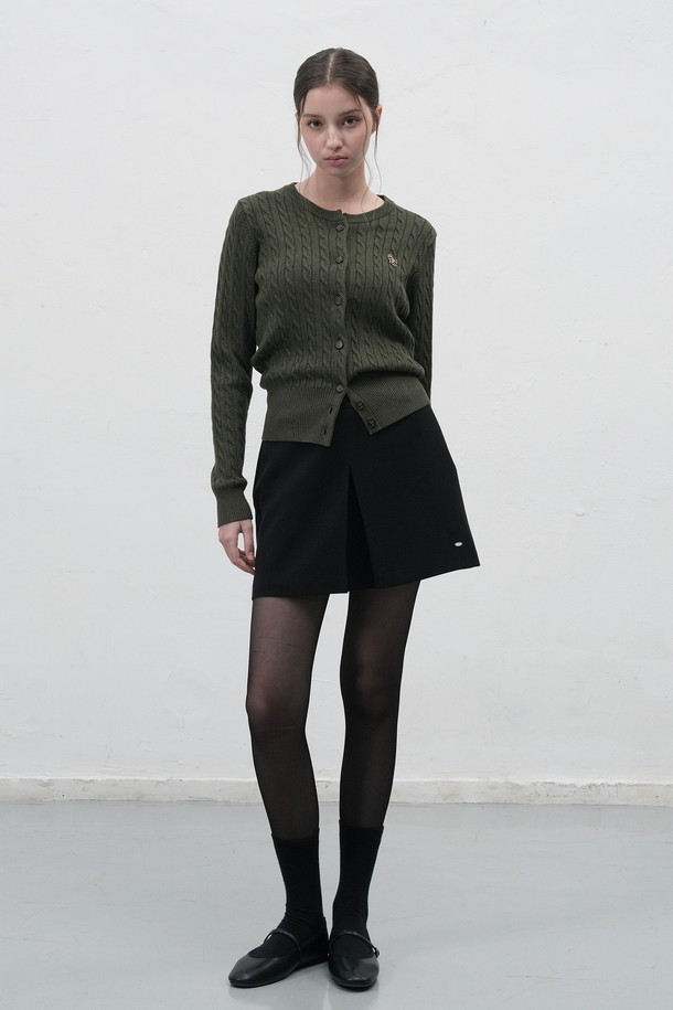 [25FW] WOMAN GNRL 시그니처 슈퍼파인 울 케이블 가디건 [5COL] / WBD3L04505는 여성들을 위한 상의, 가디건입니다. 봄, 가을, 겨울에 착용하기 좋으며, 베이직하고 클래식한 스타일을 연출합니다. 슈퍼파인 울 소재로 제작되어 부드러운 촉감과 신축성을 제공하며, 레귤러핏과 라운드넥 디자인으로 편안하게 착용할 수 있습니다. 허리 라인을 살려주는 실루엣과 다크브라운 브랜드 버튼 디테일이 돋보이며, 케이블 패턴과 4가지 다채로운 컬러(버건디, 네이비, 카키, 차콜)로 만나볼 수 있습니다. 비침 걱정 없이 깔끔하게 착용 가능한 긴소매 기본 두께의 가디건입니다.
