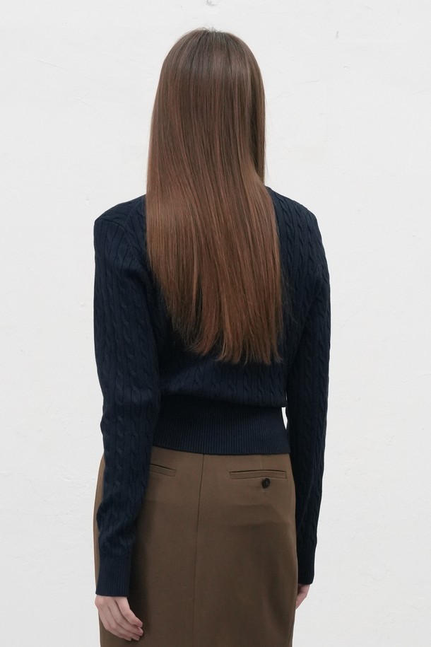 **[25FW] WOMAN GNRL 시그니처 슈퍼파인 울 케이블 가디건 [5COL] / WBD3L04505**

여성스러운 실루엣을 강조하는 [25FW] WOMAN GNRL 시그니처 슈퍼파인 울 케이블 가디건입니다. 봄, 가을, 겨울 계절에 적합하며, 베이직하고 클래식한 스타일을 연출합니다. 고급스러운 슈퍼파인 울 소재와 허리 라인을 살려주는 디자인으로 출근룩, 모임룩, 겨울 데일리룩 등 다양한 TPO에 활용 가능합니다. 라운드넥에 긴 소매 기장, 레귤러핏으로 제작되었으며, 버건디, 네이비, 카키, 차콜 등 4가지 컬러 옵션을 제공합니다. 프리미엄 다크브라운 로고 버튼과 케이블 패턴이 특징이며, 미니멀하고 클래식한 스타일을 선호하는 분들께 추천합니다.
