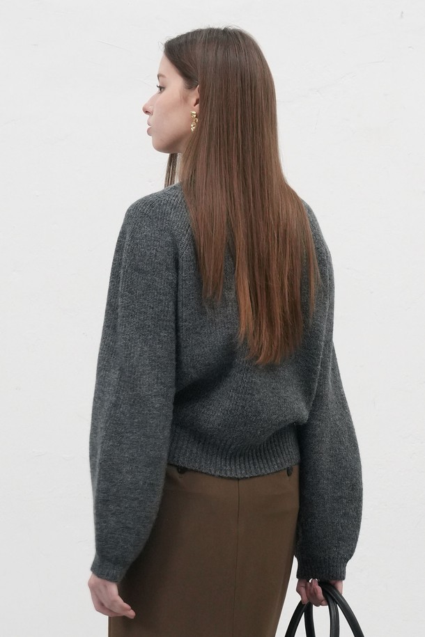 [25FW] WOMAN 브이넥 슬릿 하찌 니트 풀오버는 여성용 상의 니트/스웨터입니다. 아이보리, 차콜, 카키 3가지 색상으로 출시되었으며, 가을과 겨울에 따뜻하게 착용할 수 있습니다. 베이직한 스타일의 루즈핏으로, 두꺼운 두께감과 신축성 있는 소재로 편안한 착용감을 선사합니다. 비대칭 프론트 슬릿과 벌룬 소매, 브랜드 로고 디테일, 앞뒤 기장 차이 포인트가 돋보이며, 브이넥 라인으로 세련된 분위기를 더합니다. 겨울 데일리룩, 카페룩, 모임룩 등 다양한 TPO에 클래식, 미니멀, 캐주얼 스타일로 연출하기 좋습니다.
