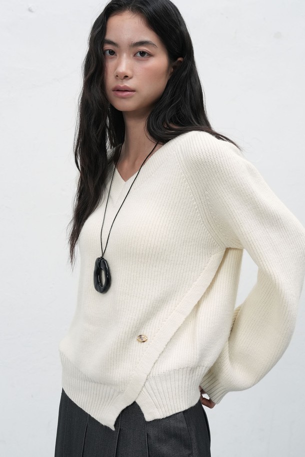 **[25FW] WOMAN 브이넥 슬릿 하찌 니트 풀오버 [3COL] /WBE3L05531**

부드러운 촉감의 여성용 브이넥 슬릿 하찌 니트 풀오버입니다. 가을과 겨울에 어울리는 두꺼운 두께감으로 따뜻하게 착용 가능하며, 루즈핏 디자인으로 편안한 착용감을 선사합니다. 아이보리, 차콜, 카키 3가지 색상으로 출시되었으며, 베이직한 스타일을 좋아하는 여성분들께 추천합니다. 비대칭 슬릿 디테일과 벌룬 소매, 하단 로고 디테일이 돋보이며, 신축성이 있어 활동성을 높였습니다. 겨울 데일리룩, 모임룩, 카페룩 등 다양한 TPO에 클래식, 미니멀, 캐주얼 스타일로 활용하기 좋습니다.

