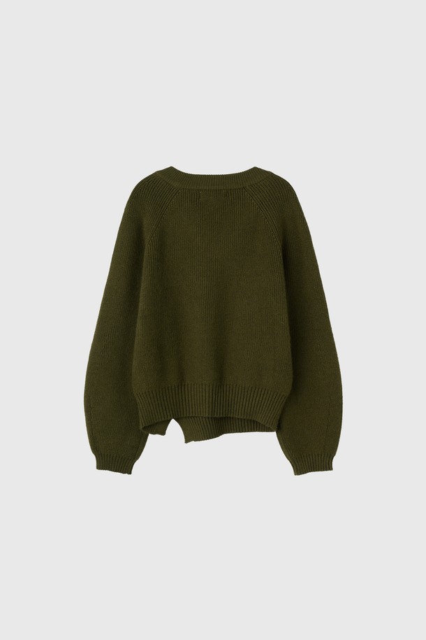 **[25FW] WOMAN 브이넥 슬릿 하찌 니트 풀오버 [3COL] /WBE3L05531**

여성스러운 무드를 연출하는 [25FW] WOMAN 브이넥 슬릿 하찌 니트 풀오버입니다. 아이보리, 차콜, 카키 3가지 색상으로 출시되었으며, 가을, 겨울 시즌에 적합합니다. 루즈핏으로 편안함을 선사하며, 두꺼운 두께감의 하찌 패턴이 포근함을 더합니다. 비대칭 슬릿 디테일과 벨 소매 디자인이 특징이며, 브랜드 로고 디테일로 포인트를 주었습니다. 베이직 스타일로 다양한 겨울 데일리룩, 모임룩, 카페룩에 활용하기 좋습니다.
