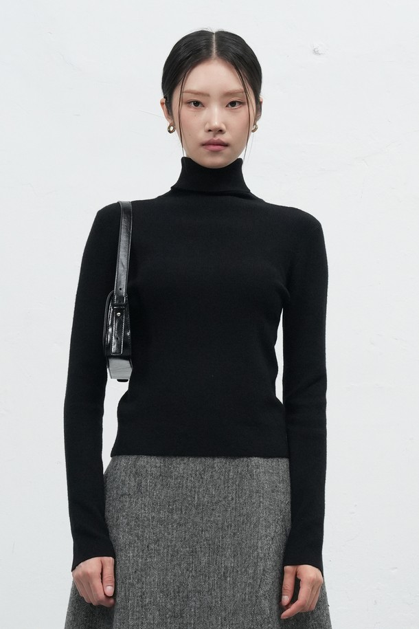 세련된 스타일을 완성해 줄 [25FW] WOMAN 데일리 리브드 터틀넥 풀오버입니다. 부드러운 레이온 혼방 소재로 제작되어 편안한 착용감과 고급스러운 외관을 동시에 선사합니다. 목을 감싸는 터틀넥 디자인으로 따뜻함을 더하며, 슬림핏으로 여성스러운 실루엣을 연출합니다. 화이트, 핑크, 블루, 블랙 4가지 다채로운 컬러로 출시되어 어떤 스타일에도 손쉽게 매치할 수 있습니다. 가을, 겨울 시즌 데일리룩, 오피스룩, 모임룩까지 폭넓게 활용해보세요.
