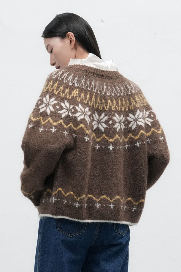 [25FW] WOMAN 울 노르딕 더플 가디건 [4COL] / WBD4L04550은 여성용 가디건으로, 가을과 겨울에 따뜻하게 입을 수 있습니다. 브라운 컬러의 울 소재로 제작되었으며, 두꺼운 두께감과 부드러운 촉감이 특징입니다. 노르딕 패턴과 더플 디자인이 더해져 캐주얼하면서도 클래식한 분위기를 연출합니다. 라운드넥에 긴 소매 기장, 레귤러핏으로 편안하게 착용 가능하며, 버튼으로 여밈 방식을 선택했습니다. 일상복으로 활용하기 좋은 아이템입니다.
