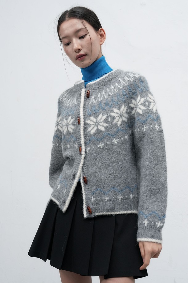 [25FW] WOMAN 울 노르딕 더플 가디건 [4COL] / WBD4L04550은 여성용 아우터로, 가을과 겨울에 따뜻하게 입을 수 있는 두꺼운 울 소재의 가디건입니다. 노르딕 패턴이 돋보이는 디자인으로, 캐주얼 스타일에 잘 어울리며, 일상과 출근룩, 모임룩 등 다양한 TPO에 활용할 수 있습니다. 부드러운 촉감의 더플 코트 스타일로 제작되었으며, 토글 여밈 방식을 사용하여 클래식하고 미니멀한 스타일을 연출합니다. 긴 소매 기장으로 보온성을 높였으며, 울 소재 특유의 고급스러운 분위기를 자아냅니다.
