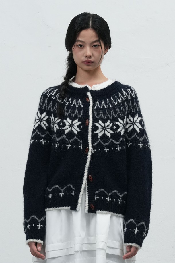 [25FW] WOMAN 울 노르딕 더플 가디건 [4COL] / WBD4L04550은 여성용 가디건입니다. 울 소재로 제작되어 부드러운 촉감과 두꺼운 두께감으로 가을, 겨울 시즌에 따뜻하게 착용할 수 있습니다. 캐주얼 스타일의 노르딕 패턴과 더플 스타일의 버튼 디테일이 특징이며, 레귤러핏과 크롭 기장으로 세련된 핏을 연출합니다. 블랙과 화이트 두 가지 컬러 옵션으로 만나보실 수 있으며, 긴 소매 디자인입니다. 라운드넥으로 제작되어 편안하게 착용 가능합니다.
