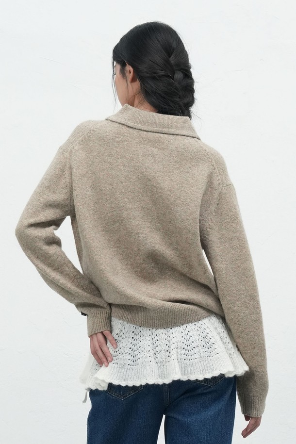 **[25FW] WOMAN 루즈핏 라운드 카라 풀오버 [3COL] / WBE4L05535**

가을과 겨울에 어울리는 여성용 루즈핏 라운드 카라 풀오버입니다. 아이보리, 베이지, 네이비 3가지 색상으로 출시되었으며, 클래식하고 미니멀한 스타일을 연출하기 좋습니다. 폴리에스터, 아크릴, 폴리우레탄 혼방 소재로 제작되어 부드러운 촉감과 약간의 두께감을 느낄 수 있습니다. 소매 립 디테일과 버튼 디테일이 더해져 포인트를 주며, 가벼운 소재에 신축성이 있어 편안하게 착용 가능합니다. 데이트룩이나 겨울 데일리룩으로 활용하기 좋은 아이템입니다.
