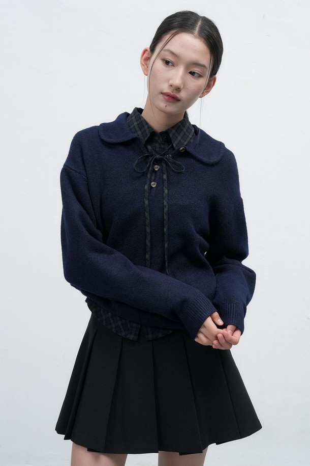 [25FW] WOMAN 루즈핏 라운드 카라 풀오버는 여성 의류 상의로, 가을과 겨울에 착용하기 좋은 니트/스웨터입니다. 아이보리, 베이지, 네이비 3가지 색상으로 출시되었으며, 루즈핏 라운드 카라 디자인이 특징입니다. 폴리에스테르, 아크릴, 폴리우레탄 혼방 소재로 제작되어 부드러운 촉감과 가벼운 착용감을 제공하며, 약간 두꺼운 두께감으로 따뜻하게 입을 수 있습니다. 단추 고리 디테일 플라켓과 소매 끝 직조 라벨 포인트가 디자인의 퀄리티를 높이고, 신축성이 있어 편안하게 활동할 수 있습니다. 데이트룩, 카페룩, 겨울 데일리룩 등 다양한 TPO에 클래식하고 미니멀한 스타일로 연출하기 좋습니다.
