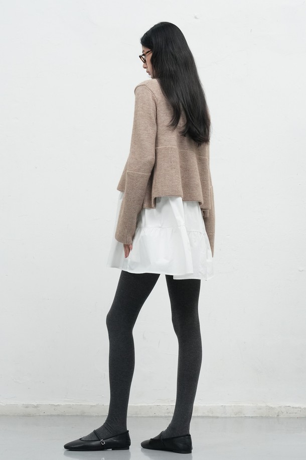 [25FW] WOMAN 니트 레이어드 러플 셔츠 원피스 [2COL]는 여성스러운 무드를 연출하는 니트 레이어드 원피스입니다. 부드러운 촉감의 아크릴, 폴리에스테르, 나일론, 면 혼방 소재로 제작되어 편안한 착용감을 선사합니다. 
클래식 카라와 긴 소매, A라인 핏으로 디자인되었으며, 무지 패턴에 러플 디테일이 더해져 페미닌한 포인트를 더했습니다.
니트와 원피스 세트로 구성되어 분리 착용이 가능하며, 단추 디테일로 포인트를 주었습니다.
차콜, 베이지 두 가지 컬러로 출시되어 데이트룩, 카페룩 등 다양한 스타일에 활용하기 좋습니다.
레귤러핏으로 캐주얼, 클래식, 미니멀 스타일을 즐겨 입는 여성분들께 추천합니다.
