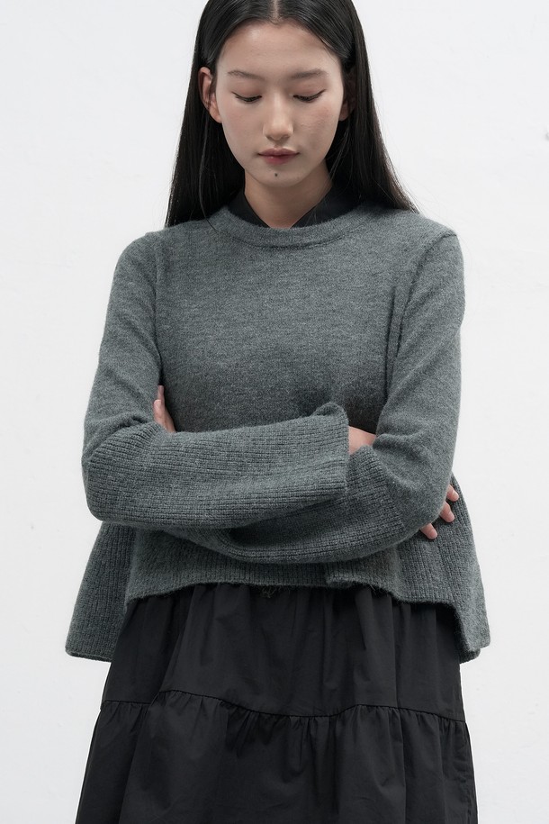 25FW] WOMAN 니트 러플 셔츠 원피스 [2COL] / WBE4L15510는 클래식한 무드의 여성 원피스입니다. 차콜, 베이지 2가지 색상으로 출시되었으며, 봄, 가을, 겨울 계절에 착용하기 좋습니다. 아크릴, 폴리에스테르, 나일론, 면 혼방 소재로 제작되어 부드러운 촉감을 선사합니다. 레이어드 디자인과 러플 디테일, 버튼 디테일이 특징이며, 스탠다드핏에 A라인 치마타입으로 여성스러운 실루엣을 연출합니다. 데이트룩, 카페룩, 모임룩 등 다양한 TPO에 미니멀하고 걸리시한 스타일을 더해줍니다.
