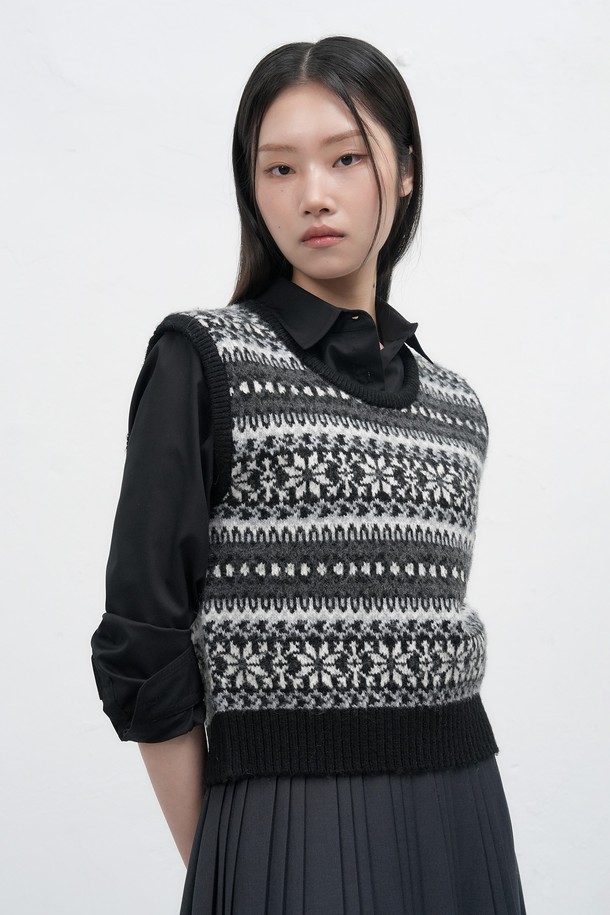 **[25FW] WOMAN 페어아일 니트 베스트 [3COL] / WBE4L06541**

따뜻하고 포근한 울 소재의 여성 페어아일 니트 베스트입니다. 가을과 겨울 시즌에 어울리는 두꺼운 두께감으로, 부드러운 촉감을 선사합니다. 라운드넥 디자인과 민소매 스타일로 제작되었으며, 캐주얼, 클래식, 미니멀한 스타일을 연출하기 좋습니다. 네이비, 블랙, 브라운 세 가지 색상으로 출시되어 다양한 모임룩에 활용할 수 있습니다. 레귤러핏으로 편안하게 착용 가능하며, 니트 패턴이 돋보이는 디자인입니다.
