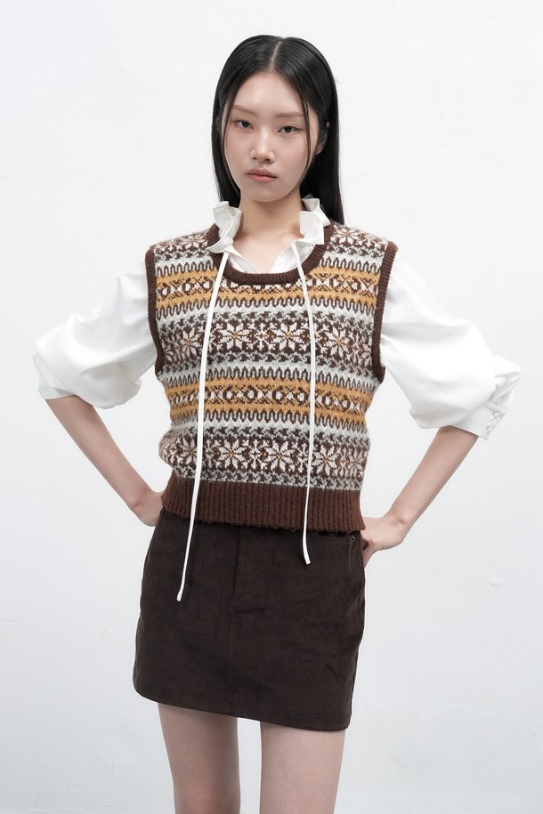 **[25FW] WOMAN 페어아일 니트 베스트 [3COL] / WBE4L06541**

따뜻한 울 소재와 부드러운 촉감이 돋보이는 [25FW] WOMAN 페어아일 니트 베스트입니다. 네이비, 블랙, 브라운 세 가지 색상으로 만나볼 수 있으며, 가을과 겨울에 활용하기 좋은 두꺼운 두께감의 라운드넥 민소매 베스트입니다. 페어아일 패턴이 더해져 캐주얼하면서도 베이직한 스타일을 연출하며, 출근룩과 모임룩 등 다양한 TPO에 활용 가능합니다. 레귤러핏으로 제작되어 편안한 착용감을 선사하며, 캐주얼, 클래식, 미니멀 스타일을 즐겨 입는 여성분들께 추천합니다. 겨울철 보온성을 높여주는 니트 베스트로, 데일리룩에 포인트를 더해보세요.
