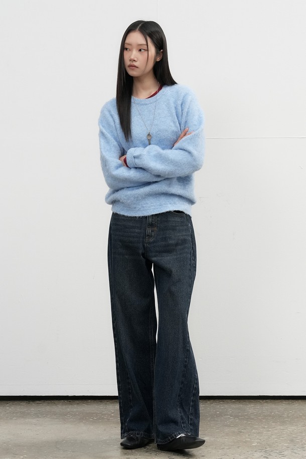 [25FW] UNISEX 헤어리 니트 풀오버 [4COL] / SBE4U05010는 포근하고 따뜻한 분위기를 연출하는 유니섹스 니트 풀오버입니다. 울과 아크릴 혼방 소재로 제작되어 부드러운 촉감과 보온성을 제공하며, 헤어리 텍스처가 특징입니다. 라운드넥 디자인에 오버핏으로 제작되어 편안한 착용감을 선사하며, 가을과 겨울 시즌 데일리룩 및 모임룩에 활용하기 좋습니다. 베이직하고 캐주얼한 스타일로 다양한 하의와 매치하여 클래식하고 미니멀한 룩을 연출할 수 있습니다. 그레이, 스카이블루 등 4가지 다채로운 컬러 옵션으로 만나보세요.
