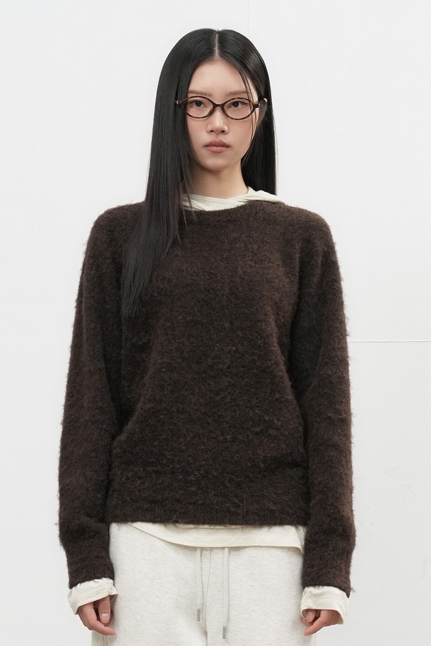 [25FW] UNISEX 헤어리 니트 풀오버 [4COL]는 가을, 겨울 시즌에 어울리는 유니섹스 상의입니다. 부드러운 울과 아크릴 혼방 소재로 제작되어 포근한 착용감을 선사하며, 두꺼운 두께감으로 보온성을 높였습니다. 오버핏 라운드넥 디자인에 헤어리 텍스처가 더해져 베이직하면서도 캐주얼한 스타일을 연출합니다. 다양한 룩에 매치하기 좋은 브라운 컬러의 긴소매 니트 스웨터입니다.
